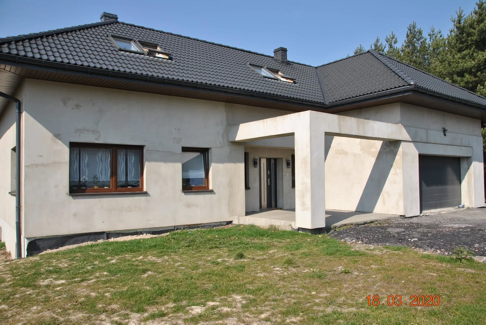 House with part of the facade still unfinished, awaiting the new scheme